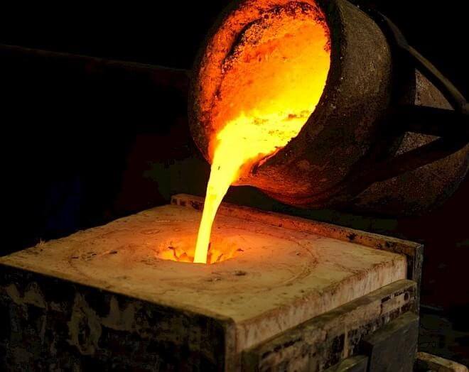 pouring bronze