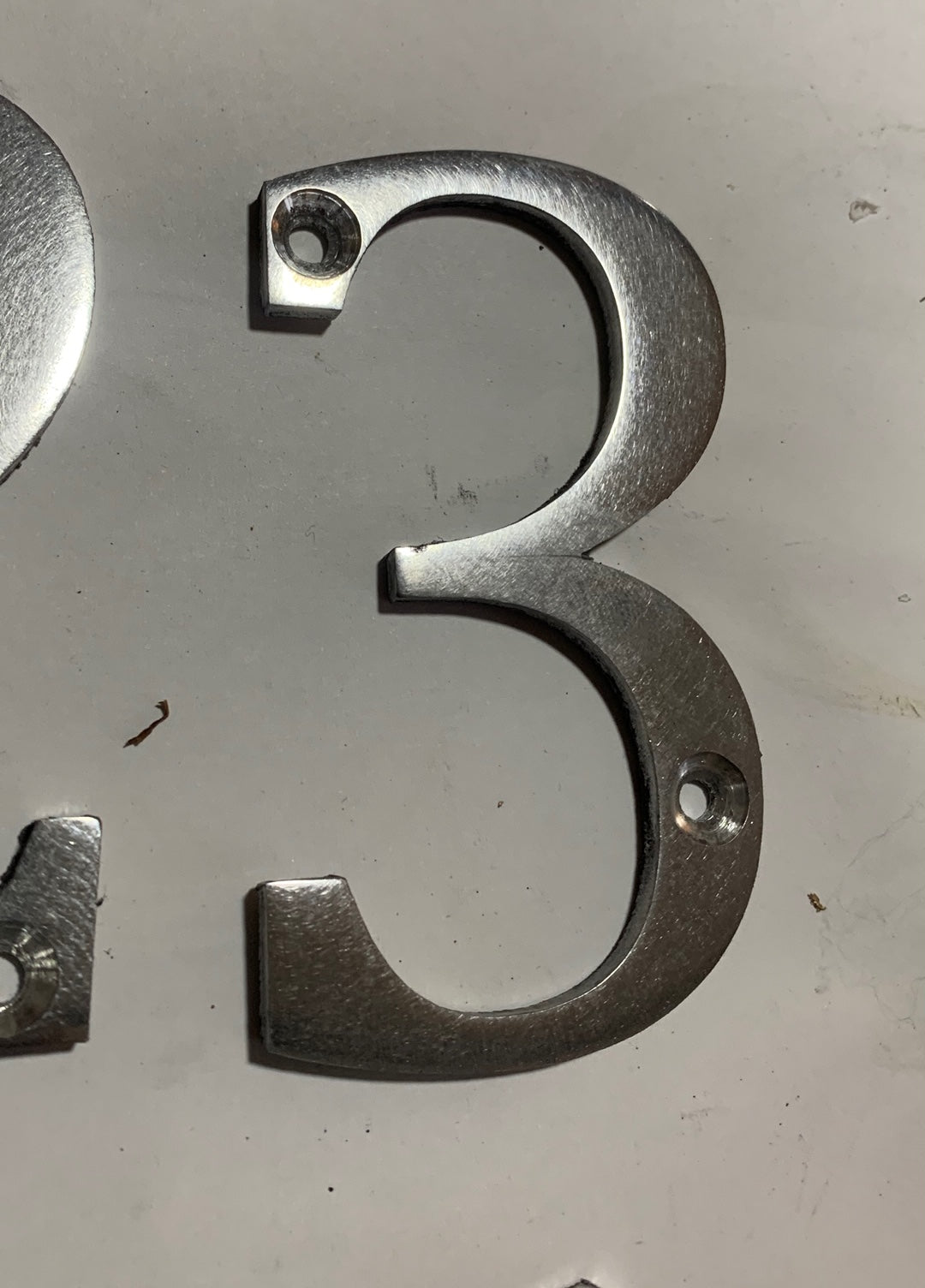 House numbers with floating effect