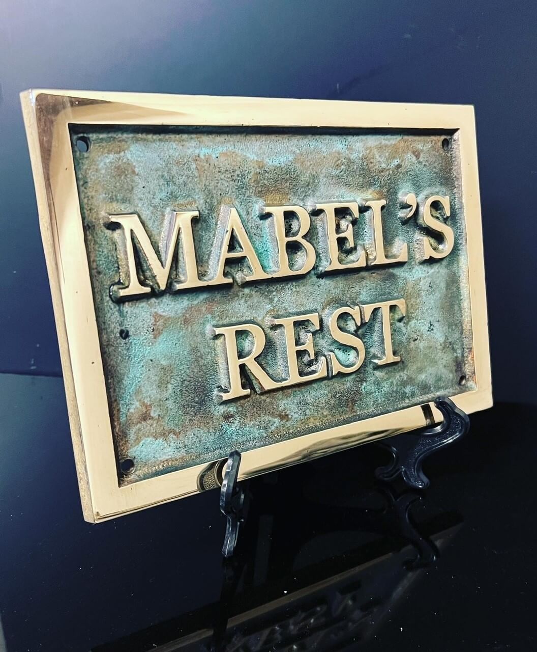 Decorative plaque in bronze with verdigris background