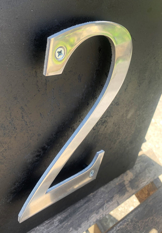 House numbers with floating effect