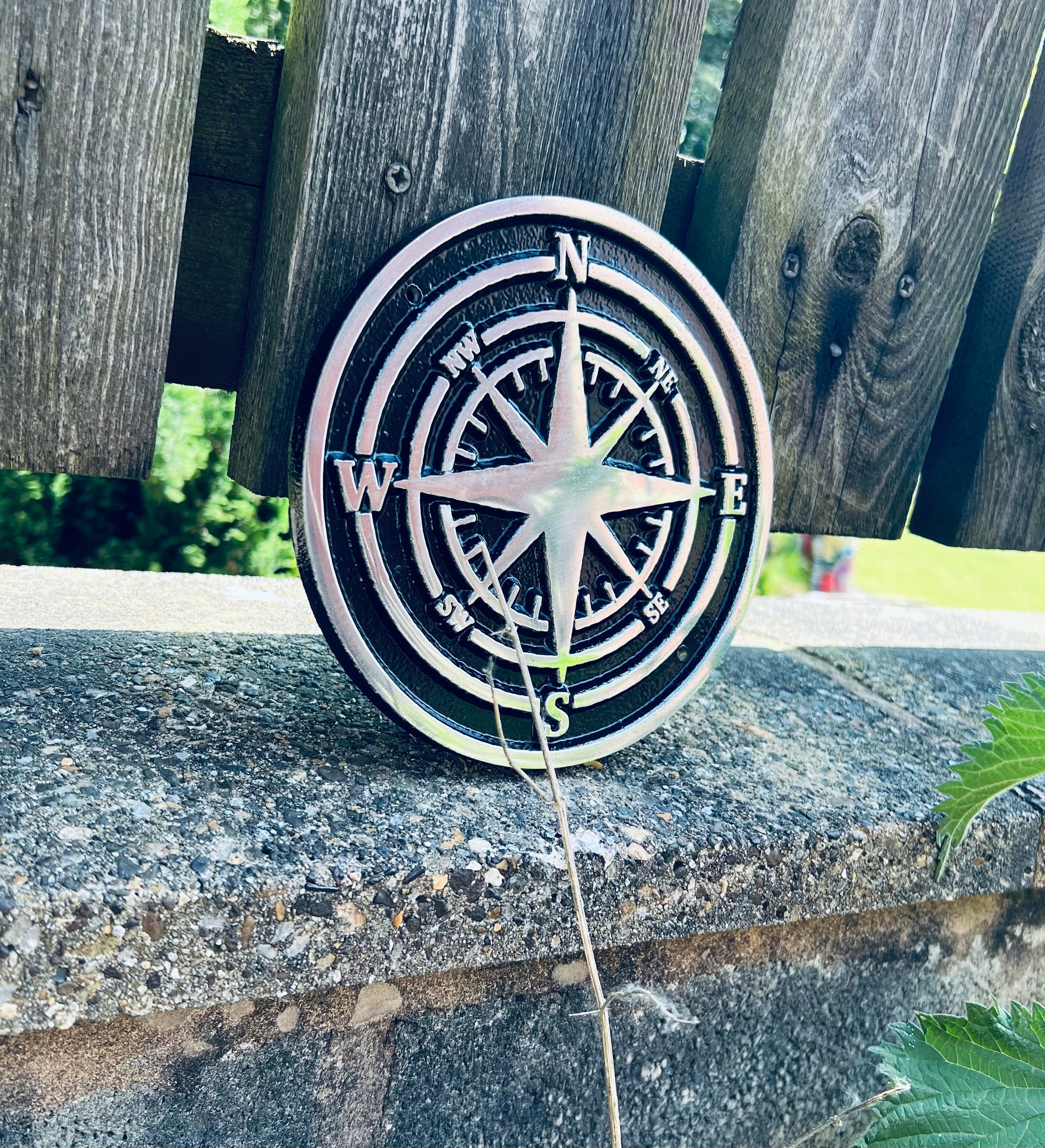 Garden compass in black