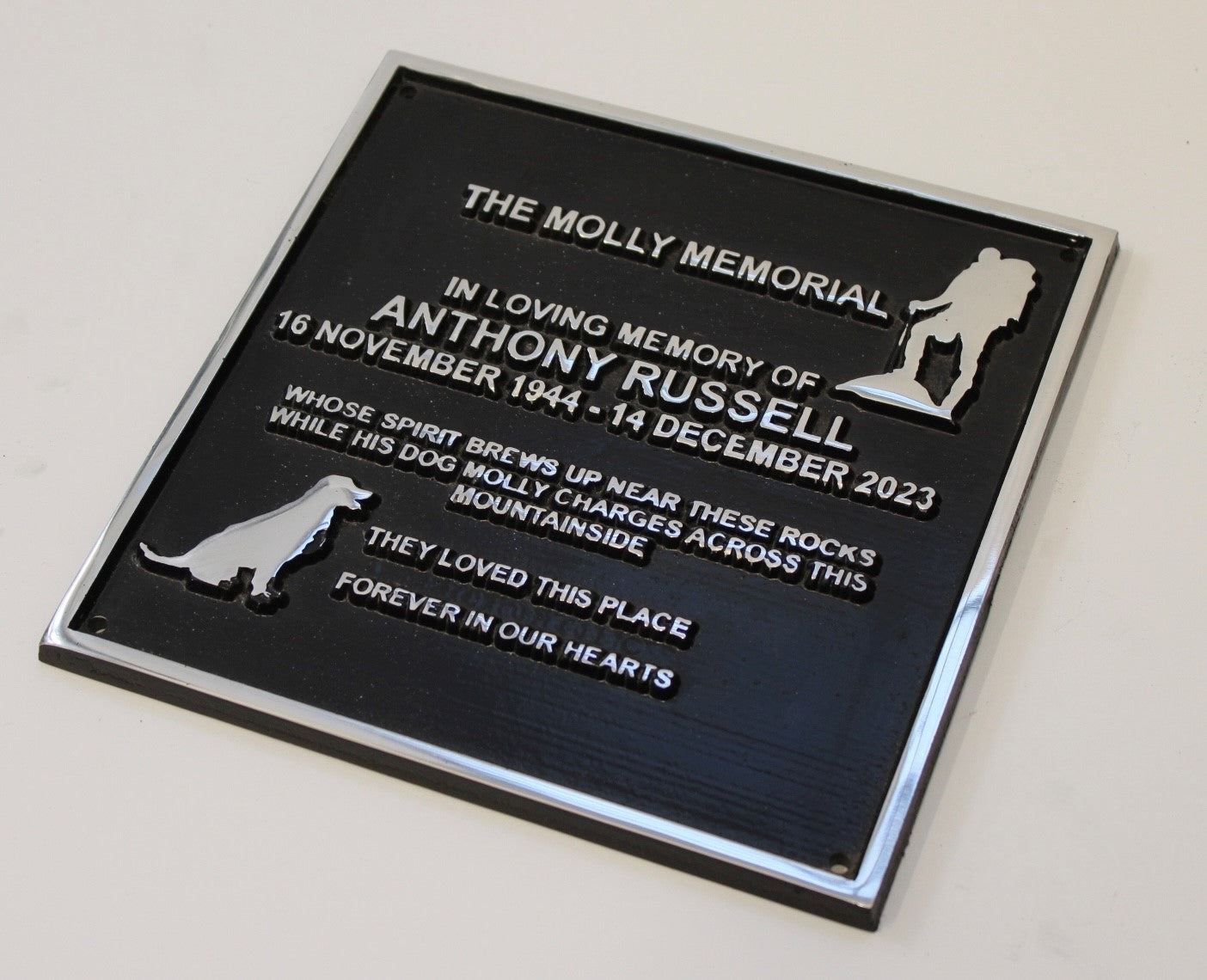 Memorial sign in cast aluminium