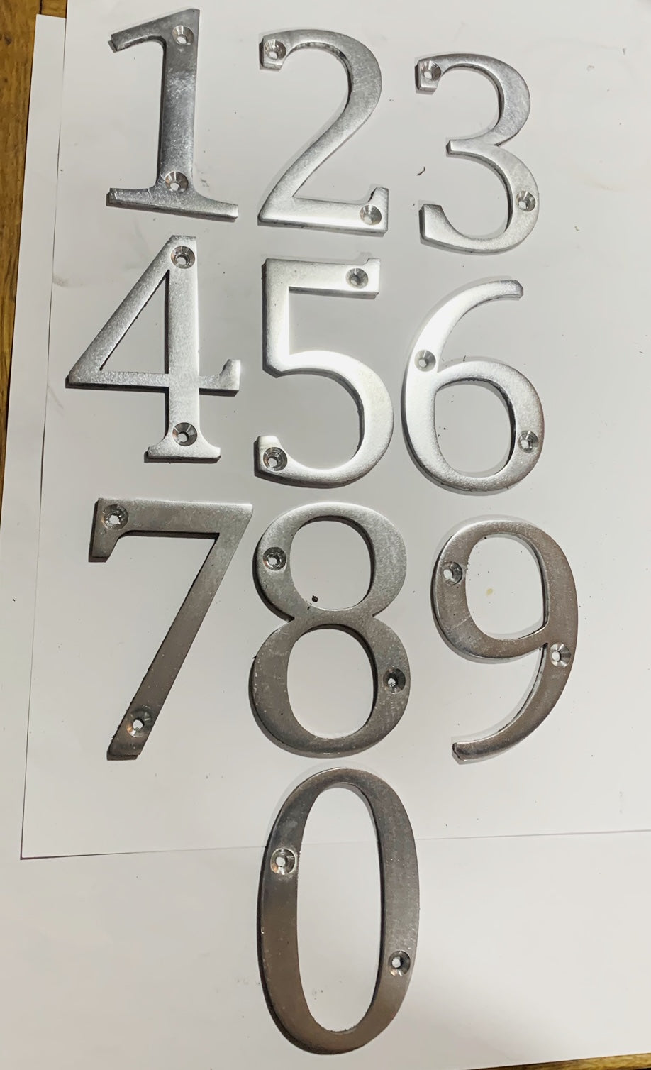 House numbers with floating effect